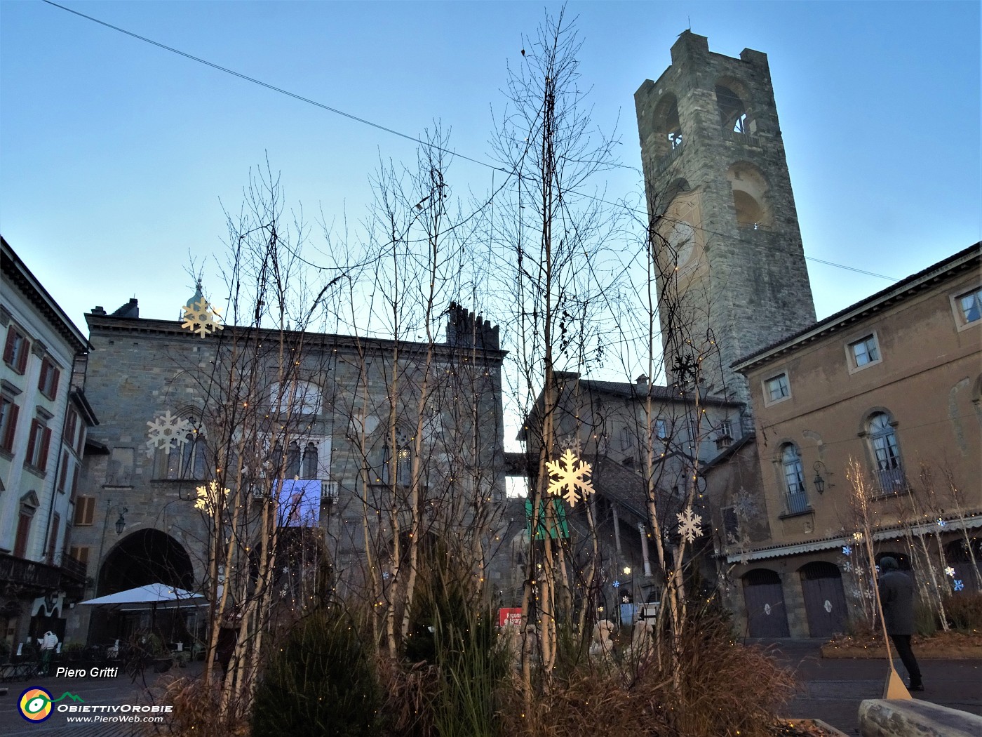 37 In Piazza Vecchia - Torre Civica in atmosfera natalizia.JPG